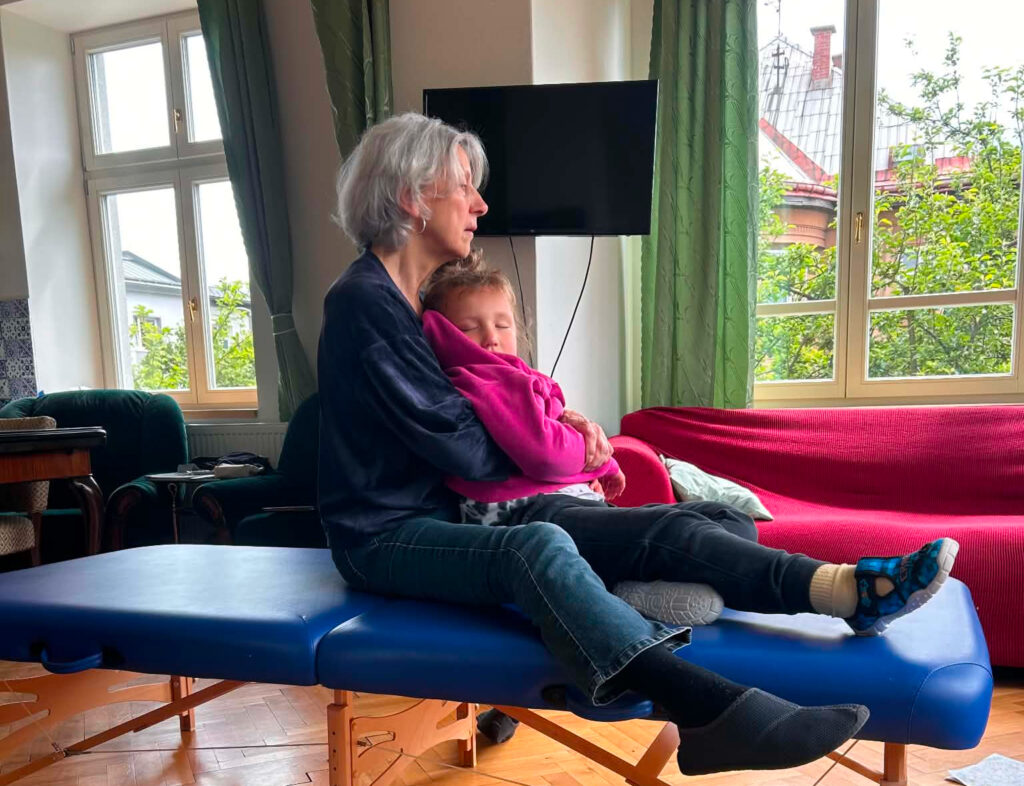 Marianne Nelissen při jemné práci s hlavou dítěte během individuální lekce v Trutnově
