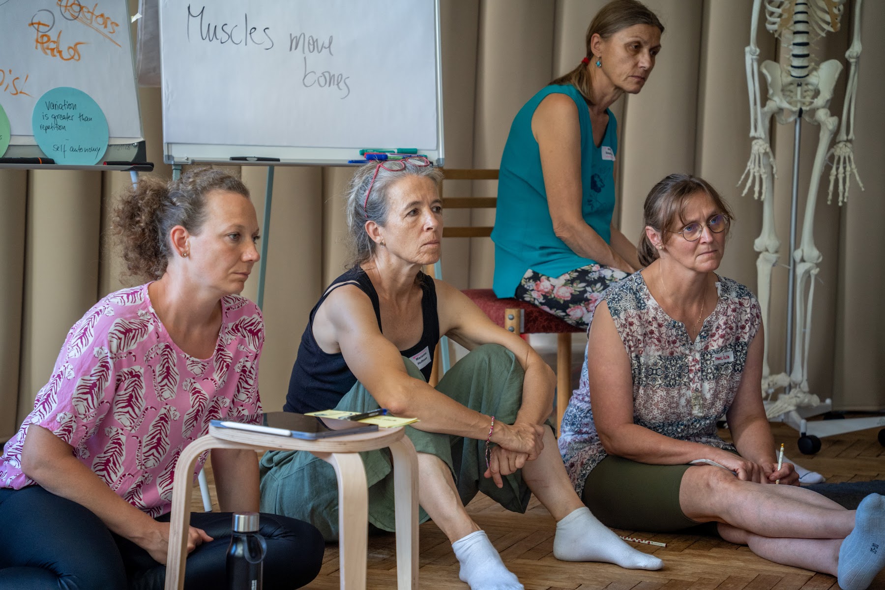 Účastnice workshopu sedí vedle sebe a pozorně sledují společnou diskusi